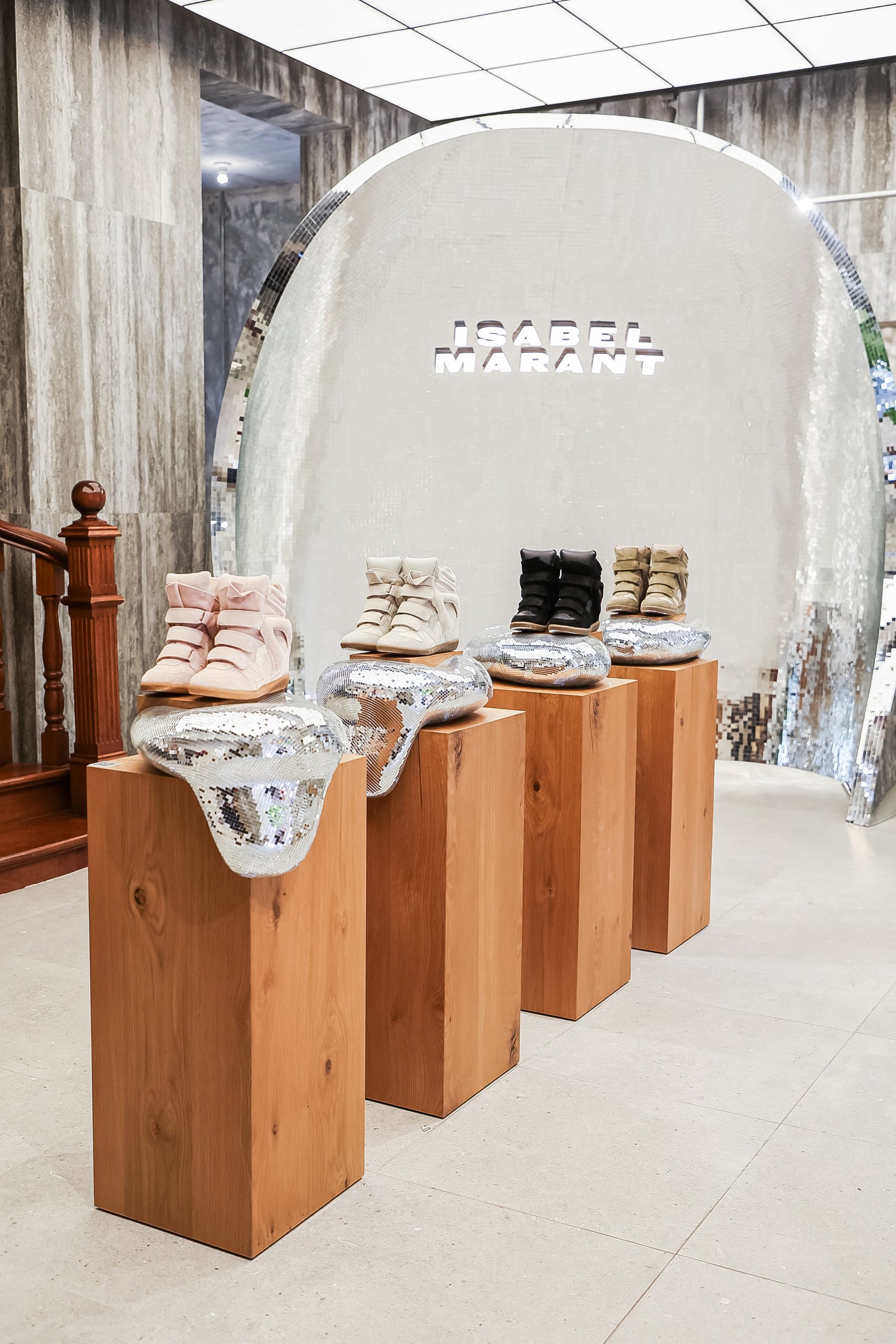 Bekett shoes animation on a disco ball for the event 